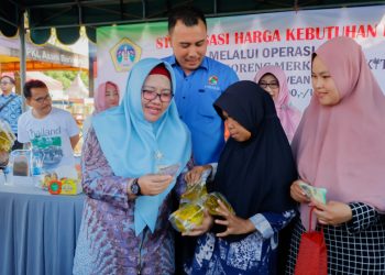 Tekan Harga Minyak Goreng Di Pulau Bawean, Diskoperindag Gresik Bersama Kemendag RI Gelar Operasi Pasar
