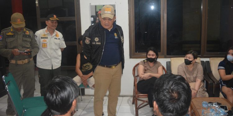 Grebek Penginapan di Gresik, Satpol PP Amankan 8 PSK dan Pria Hidung Belang Serta Alat Kontrasepsi