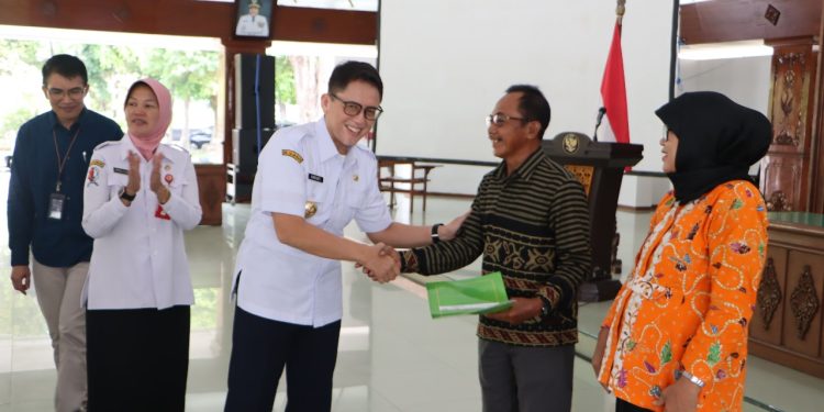 49 PNS Terima SK Pensiun, Pj Bupati Adriyanto: Terimakasih Telah Berkontribusi untuk Bojonegoro