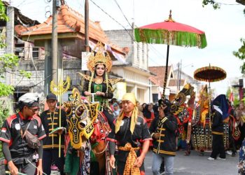 Owner FFB Beauty Tampilkan Kostum Mitos Jawa Meriahkan Karnaval Yayasan Hidayatus Salam Gresik