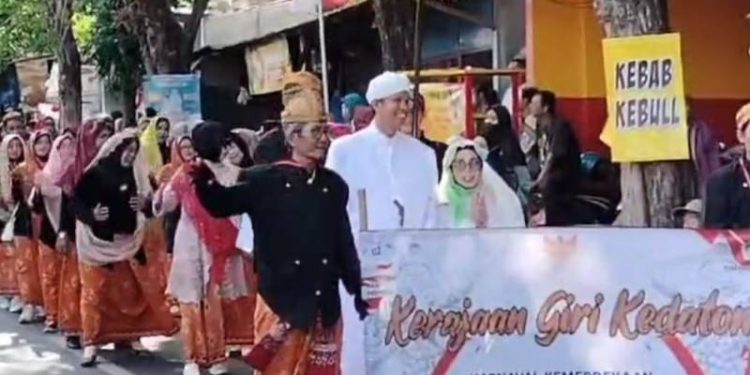 Semangat Kemerdekaan, Camat Kebomas Tampil Dikarnaval Pawai Budaya