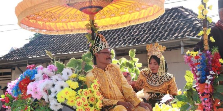 Semangat Kemerdekaan, Kades Domas dan Anggota DPRD Gresik Tampil Dikarnaval Pawai Budaya