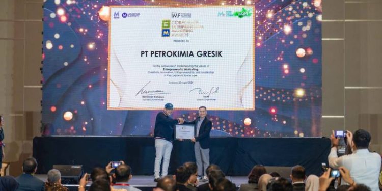 Atas Kinerja Pelayanan & Penjualan Yang Apik, Petrokimia Gresik Raih Penghargaan Indonesia Marketing Festival 2024