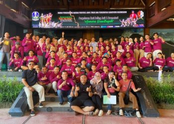 Bentuk Perhatian, Pemdes Randuagung Serahkan Bantuan Pada Korban Kebakaran Di Desanya