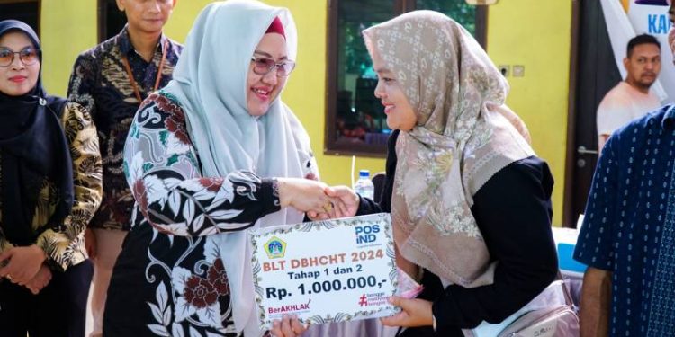Tingkatkan Kesejahteraan Masyarakat, Plt Bupati Gresik Serahkan BLT Dana Bagi Hasil Cukai Tembakau