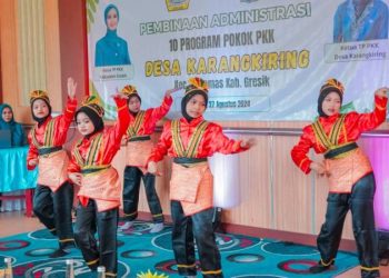 Kunjungi Desa Karangkiring, Ketua TP-PKK Gresik Disambut Tarian Salam Aceh