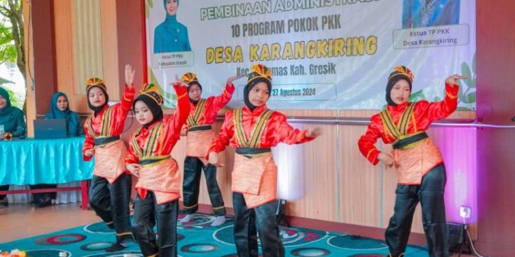 Kunjungi Desa Karangkiring, Ketua TP-PKK Gresik Disambut Tarian Salam Aceh