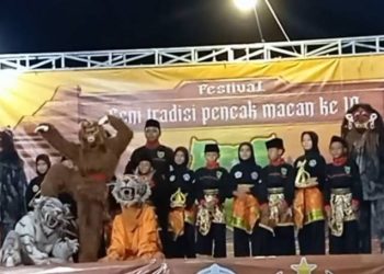Upaya Jaga Tradisi Leluhur, Warga Lumpur Gresik Gelar Festival Seni Tradisi Pencak Macan Ke-10 