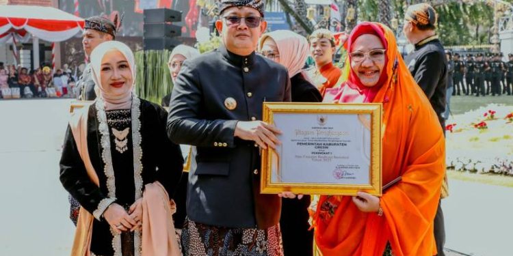 Investasi Meroket, Gresik Raih Penghargaan Peringkat Pertama Capaian Investasi Pada Peringatan Hari Jadi Provinsi Jatim Ke-79