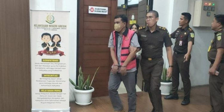Sempat Mangkir Akhirnya Kejari Gresik Tahan Joko Pristiwanto Pejabat Pengadaan Barang dan Jasa
