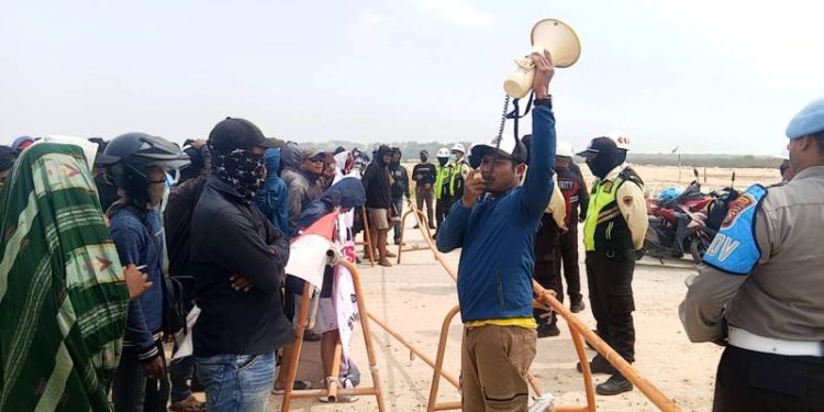 Ratusan Warga Mengare Komplek Demo PT Freeport Indonesia, Tuntut 60 Persen Warga Lokal di Pekerjakan