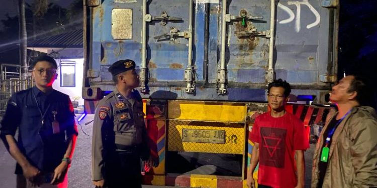 Polres Gresik Kawal Pengiriman Surat Suara Pilkada Serentak 2024 ke Sulawesi Selatan