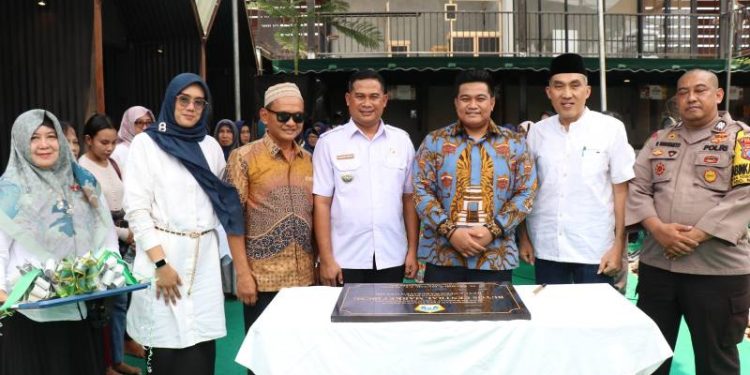 Dukung Desa Mandiri, Ketua DPRD Gresik Resmikan Central Market Buyos Yosowilangun