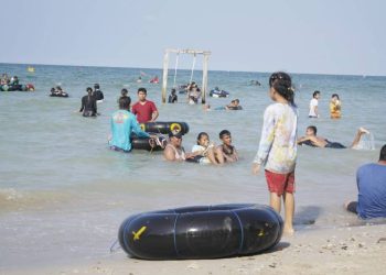 Agar Makin Ciamik dan Menarik Pemdes Dalegan Tambah Fasilitas Untuk Wisata Pantai Pasir Putih