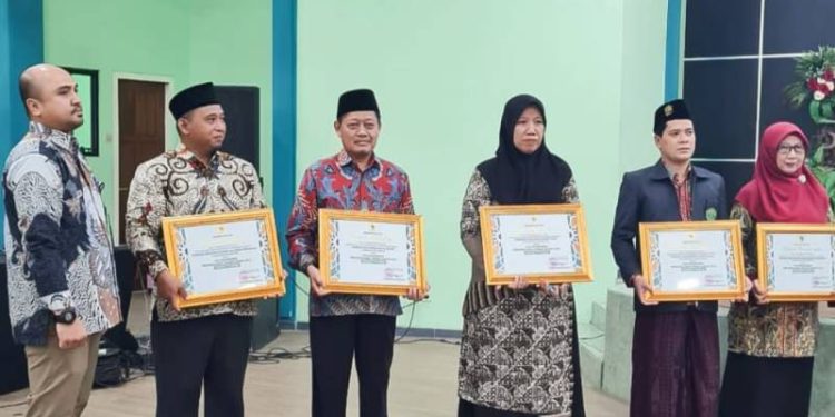 Sukses Kelola Penghijauan Air dan Energi, PP Refa Islami di Ganjar Penghargaan dari DLH Jatim