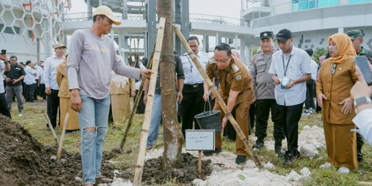 Terus Canangkan Penghijauan di Kabupaten Gresik, Wakil Bupati Ajak PPPK Menanam Pohon