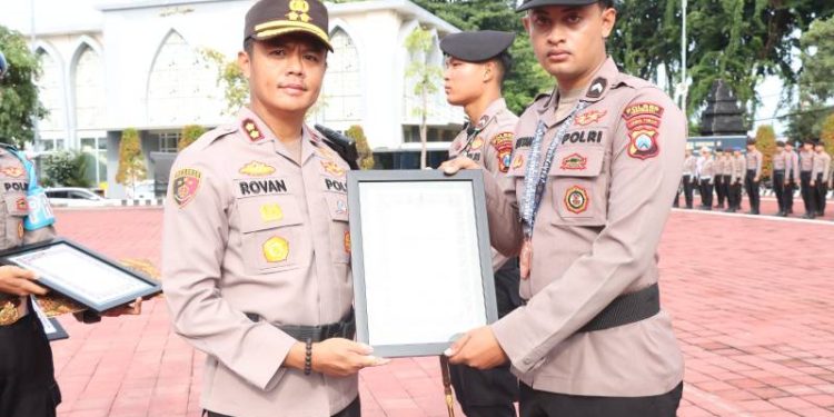 Terus Canangkan Penghijauan di Kabupaten Gresik, Wakil Bupati Ajak PPPK Menanam Pohon