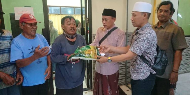 Sumringah, Jelang Lebaran Warga Sekitar Kantor KWG dapat Beras dan THR