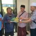 Sumringah, Jelang Lebaran Warga Sekitar Kantor KWG dapat Beras dan THR