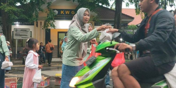 Momen Akrab, Istri Wartawan Gresik Berbagi Takjil
