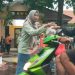 Momen Akrab, Istri Wartawan Gresik Berbagi Takjil