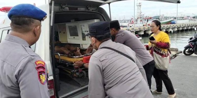 Sigap, Personil Pos PAM Polres Gresik Gercep Evakuasi Awak Kapal yang Pingsan di Pelabuhan Gresik