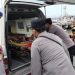 Sigap, Personil Pos PAM Polres Gresik Gercep Evakuasi Awak Kapal yang Pingsan di Pelabuhan Gresik
