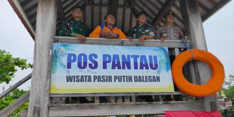 Polres Gresik Pastikan Libur Lebaran Kondusif, Ribuan Wisatawan Merasa Nyaman di Pantai Dalegan