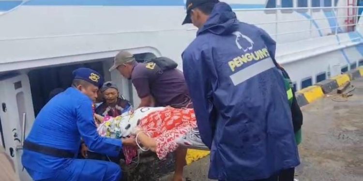 Berikan Pelayanan Prima, Polres Gresik Bantu Evakuasi Masyarakat Bawean Saat Sedang Sakit Berlayar
