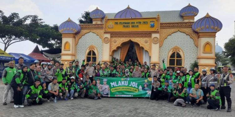 Bersama Ratusan Ojol, Satlantas Polres Gresik Gelar “MLAKU JOL” di Posyan Ops Ketupat Semeru 2025