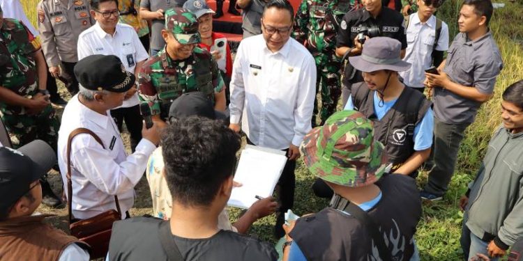 Ikuti Panen Serentak Secara Hybrid, Wakil Bupati Gresik Pimpin Panen di Driyorejo