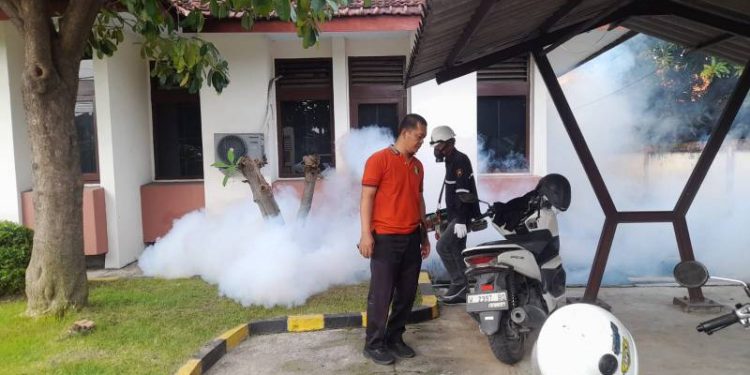 Komitmen Jaga Kesehatan, Polres Gresik Lakukan Fogging Disinfektan dan Anti-DBD