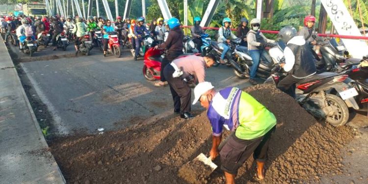 Tekan Angka Kecelakaan, Polsek Driyorejo Tambal Jalan Berlubang