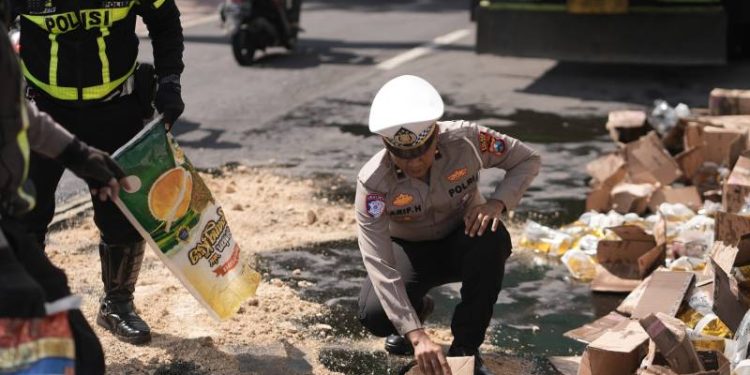 Tak Ingin Ada Korban, Aksi Gercep Satlantas Polres Gresik Atasi Jalan Licin Akibat Tumpahan Minyak