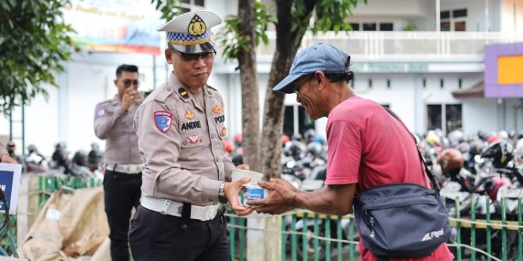 Peduli untuk Berbagi, Satlantas Polres Gresik Bagikan Paket Makanan dalam Jumat Berkah