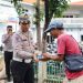 Peduli untuk Berbagi, Satlantas Polres Gresik Bagikan Paket Makanan dalam Jumat Berkah