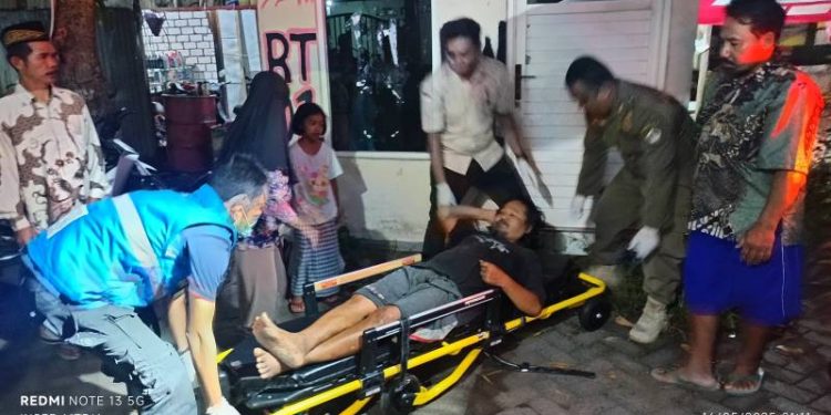 Polsek Driyorejo Bantu Evakuasi Orang Terlantar yang Tinggal di Pos Kamling Wedoroanom