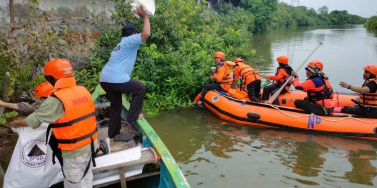 Pemdes Sukorejo, DLH, dan BPBD Angkut 18 Kantong Sampah dari Kali Lamong