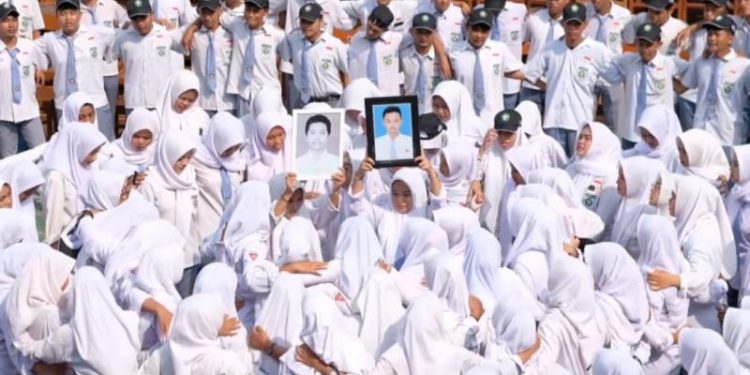 Bukan Hura-Hura, SMK di Gresik Rayakan Kelulusan dengan Ziarah ke Makam Almarhum Teman Seangkatan
