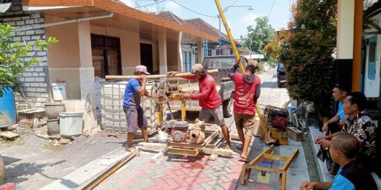 Efektif Kurangi Banjir, Pemdes Bunderan Sidayu Bangun Sumur Resapan