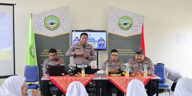 Satlantas dan Satbinmas Polres Gresik Berikan Edukasi Santri Lewat Road Safety dan Coaching Clinic di Ponpes Sirojul Haromain