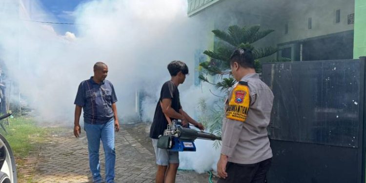 Cegah Wabah Demam Berdarah Pemdes Kepatihan Kecamatan Menganti Lakukan Fogging Mandiri