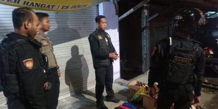 Polres Gresik Grebek Warung Jual Miras di Kebomas