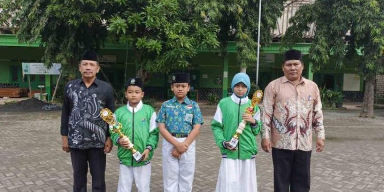 Dua Murid MI Tsamrotul Ulum Tajungwidoro Ukir Prestasi Gemilang di Cabang Seni Lukis PORSENI Kabupaten Gresik 2025