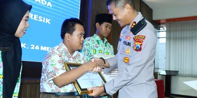 Kapolres Gresik Berikan Penghargaan kepada Guru dan Siswa SLB Kemala Bhayangkari 2 Gresik