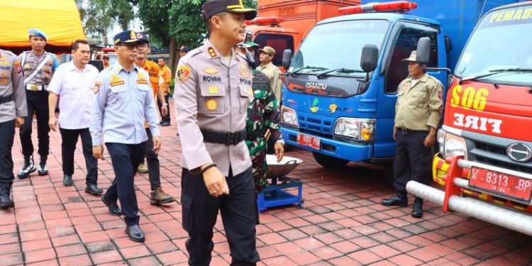 Hadapi Ancaman Bencana Hidrometeorologi, Polres Gresik Bersama TNI-Polri dan BPBD Gelar Apel Pasukan
