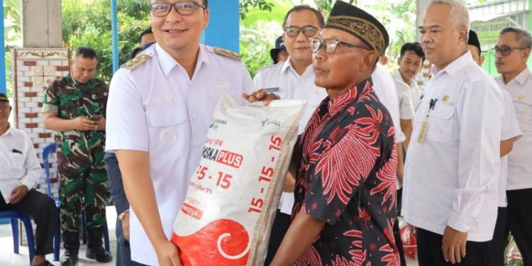 Plt Bupati Gresik Serahkan Bantuan untuk Petani Terdampak Puso Dan Dorong Pengembangan UMKM Pengolahan Ikan