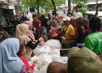 KWG Gresik Sembelih Hewan Kurban dan Bagikan Daging ke Warga Sekitar