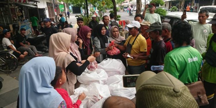 KWG Gresik Sembelih Hewan Kurban dan Bagikan Daging ke Warga Sekitar