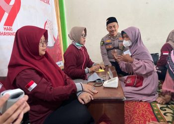 Peringati Hari Bhayangkara, Polres Gresik Gelar Baksos Kesehatan Gratis bagi Masyarakat dan Santri
